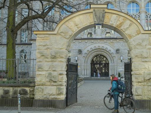Eingang zum Goethe Gymnasium in Berlin-Wilmersdorf