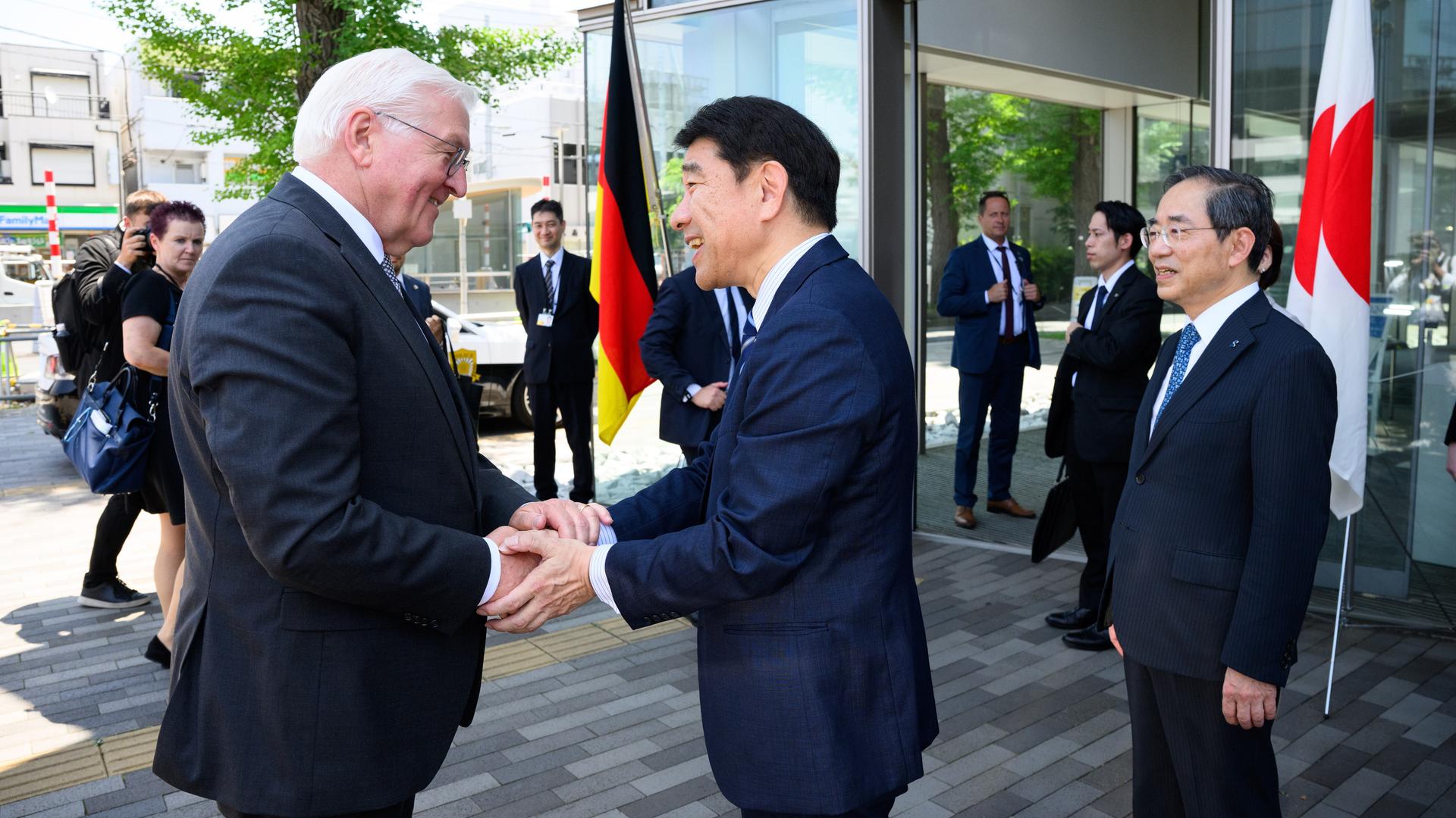 Bundespräsident Frank-Walter Steinmeier besucht den Ookayama Campus der Universität „Institute of Science Tokyo“ und wird von Naoto Ohtake (M), Präsident und Geschäftsführer der Universität, begrüßt. Bundespräsident Frank-Walter Steinmeier besucht den Ookayama Campus der Universität „Institute of Science Tokyo“ und wird von Naoto Ohtake (M), Präsident und Geschäftsführer der Universität, begrüßt.