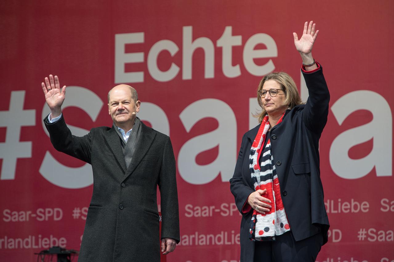 Bundeskanzler Olaf Scholz (SPD) und die SPD-Spitzenkandidat für die Landtagswahl im Saarland 2022, Anke Rehlinger, stehen bei einer Wahlkampf-Kundgebung in Neunkirchen gemeinsam auf der Bühne.