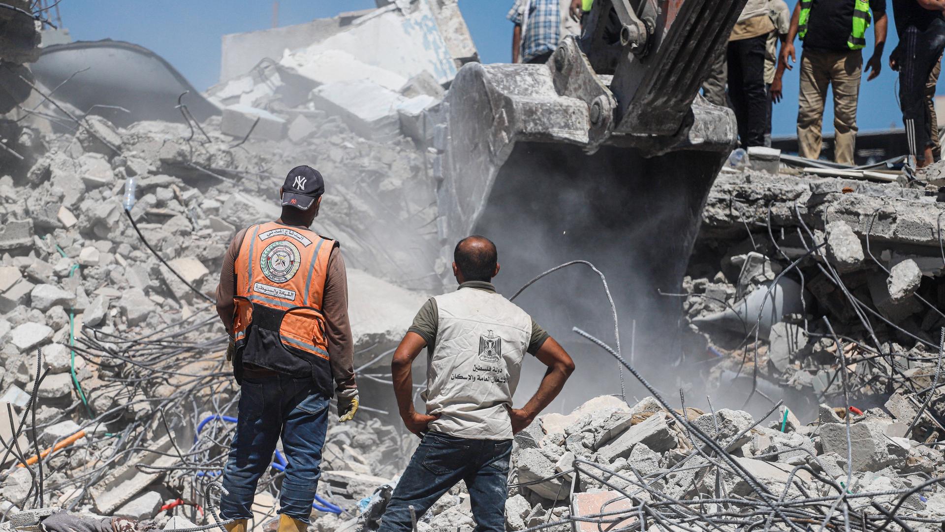 Rettungskräfte durchsuchen die Trümmer eines eingestürzten Gebäudes in Tal al-Hawa (Gaza-Stadt). Rettungskräfte durchsuchen die Trümmer eines eingestürzten Gebäudes in Tal al-Hawa (Gaza-Stadt).