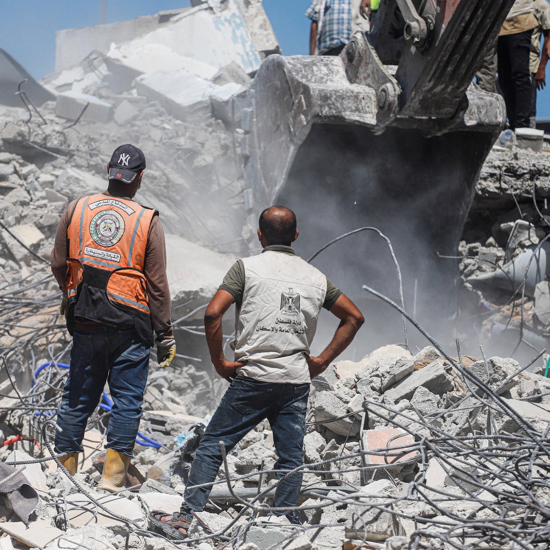 Rettungskräfte durchsuchen die Trümmer eines eingestürzten Gebäudes in Tal al-Hawa (Gaza-Stadt). 