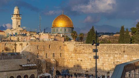 Totale Sicht auf Felsendom und Klagemauer in Jerusalem, Israel bei blauem Himmel