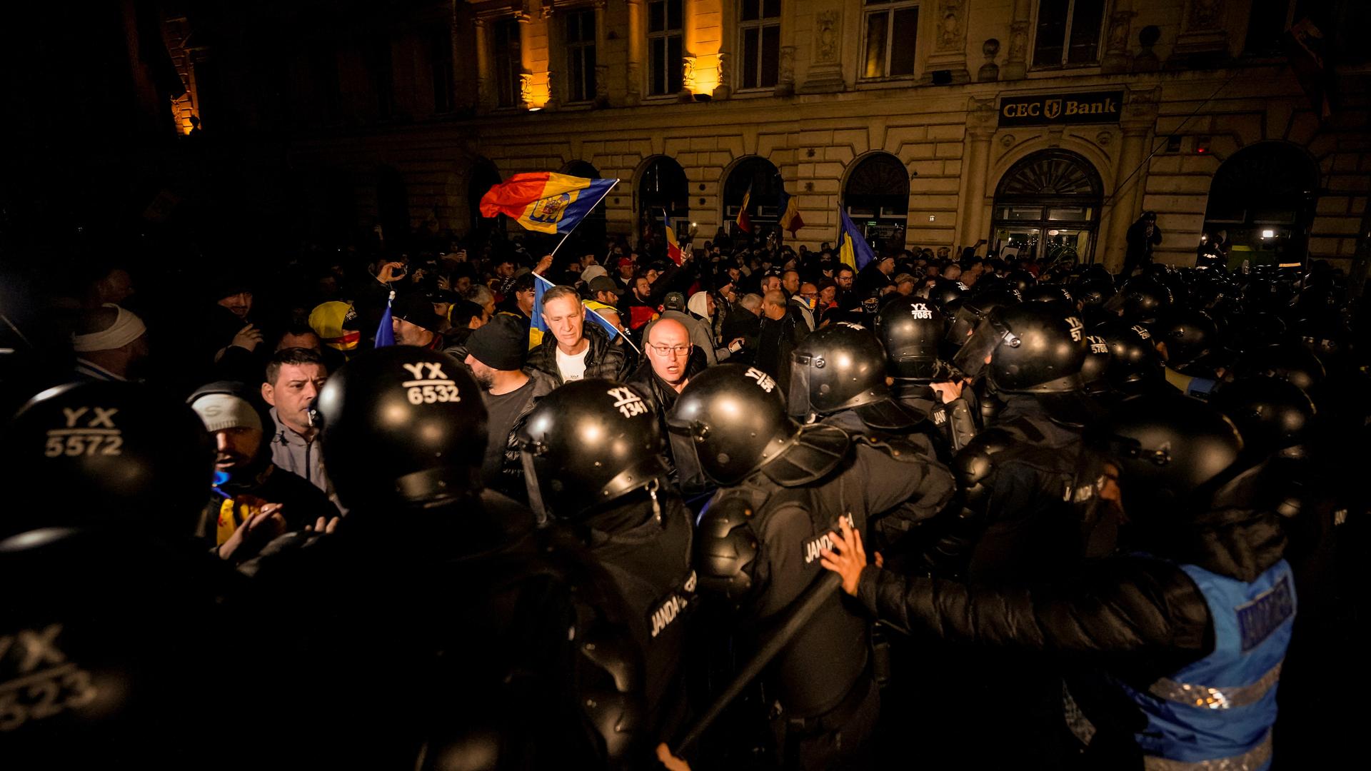 Bukarest: Ein Mann verspottet die Bereitschaftspolizei während einer Demonstration von Anhängern von Calin Georgescus.