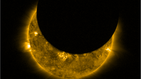 Sonnenfinsternis: Der Mond verdeckt die Sonne, ein heller goldener Lichtkranz bleibt sichtbar.