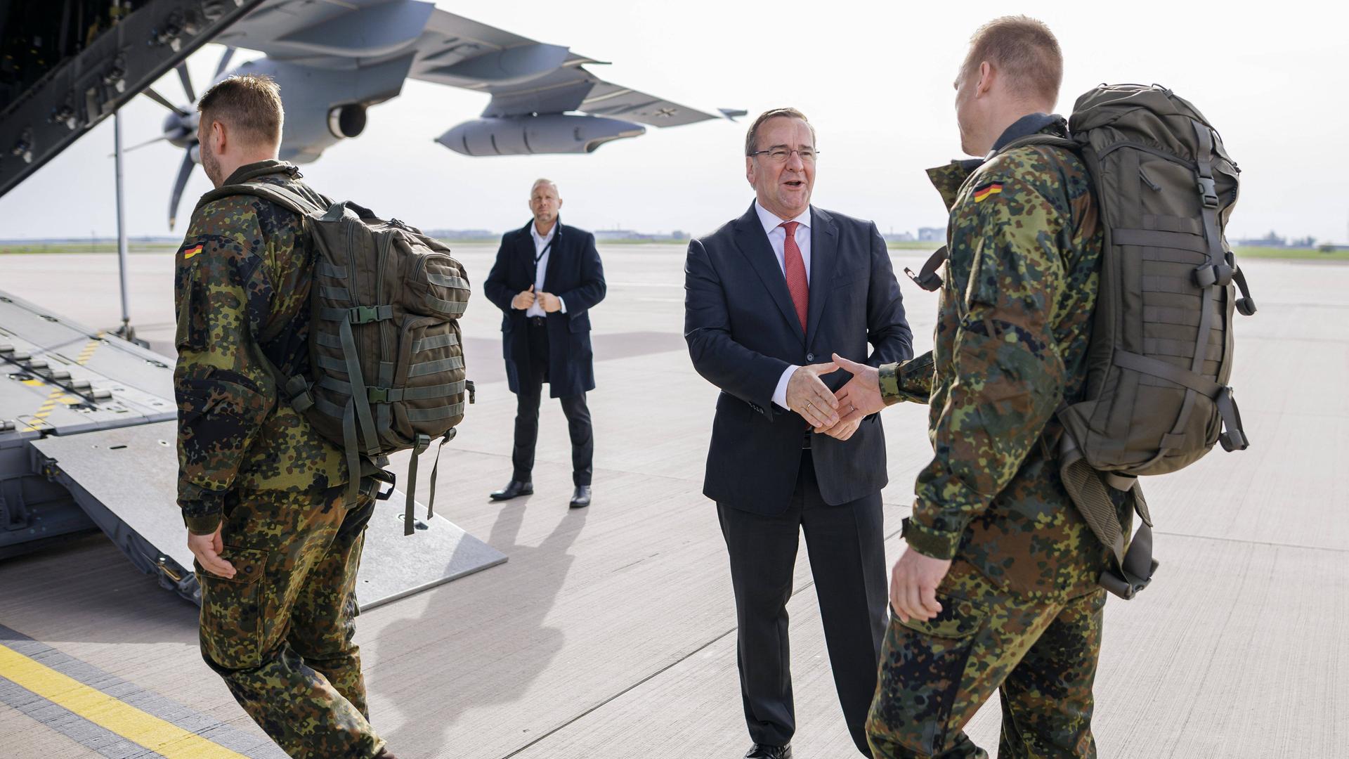 Bundesverteidigungsminister Boris Pistorius verabschiedet die deutschen Soldaten des Vorkommandos der Brigade die nach Litauen fliegen, auf dem Flughafen BER in Berlin. Bundesverteidigungsminister Boris Pistorius verabschiedet die deutschen Soldaten des Vorkommandos der Brigade die nach Litauen fliegen, auf dem Flughafen BER in Berlin.