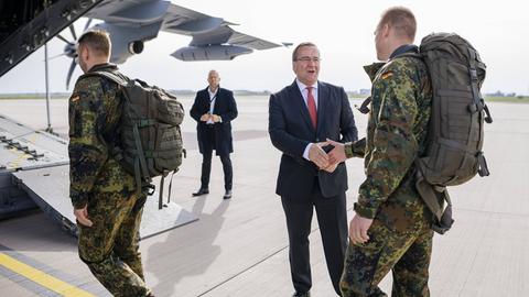 Bundesverteidigungsminister Boris Pistorius verabschiedet die deutschen Soldaten des Vorkommandos der Brigade die nach Litauen fliegen, auf dem Flughafen BER in Berlin.