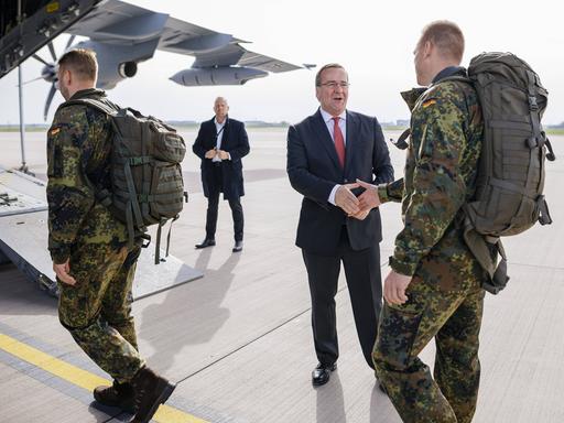 Bundesverteidigungsminister Boris Pistorius verabschiedet die deutschen Soldaten des Vorkommandos der Brigade die nach Litauen fliegen, auf dem Flughafen BER in Berlin.