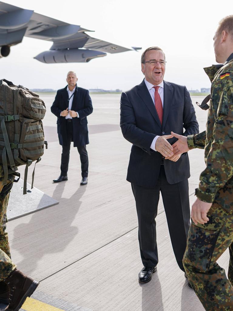 Bundesverteidigungsminister Boris Pistorius verabschiedet die deutschen Soldaten des Vorkommandos der Brigade die nach Litauen fliegen, auf dem Flughafen BER in Berlin.