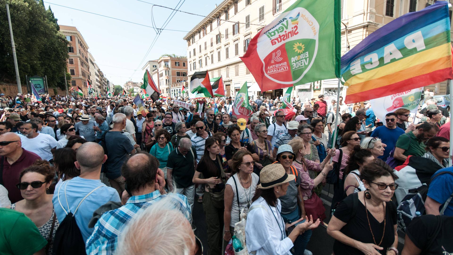 Das Foto zeigt eine pro-palästinensische Kundgebung in Rom, die von der italienischen Opposition organisiert wurde.