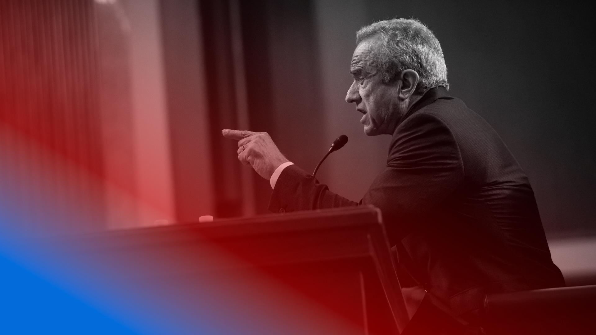 Blau eingefärbtes Bild von Robert F. Kennedy Jr. der gestikulierend an einem Rednerpult sitzt.