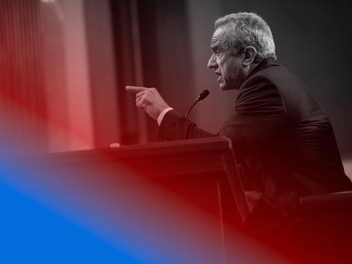 Blau eingefärbtes Bild von Robert F. Kennedy Jr. der gestikulierend an einem Rednerpult sitzt.