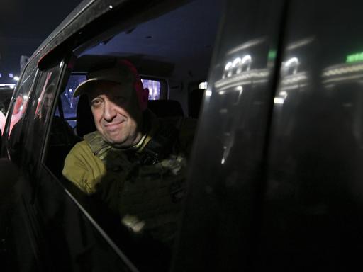 Der Chef der Söldner-Gruppe Wagner, Jewgeni Prigoschin, blickt aus einem Wagen. 