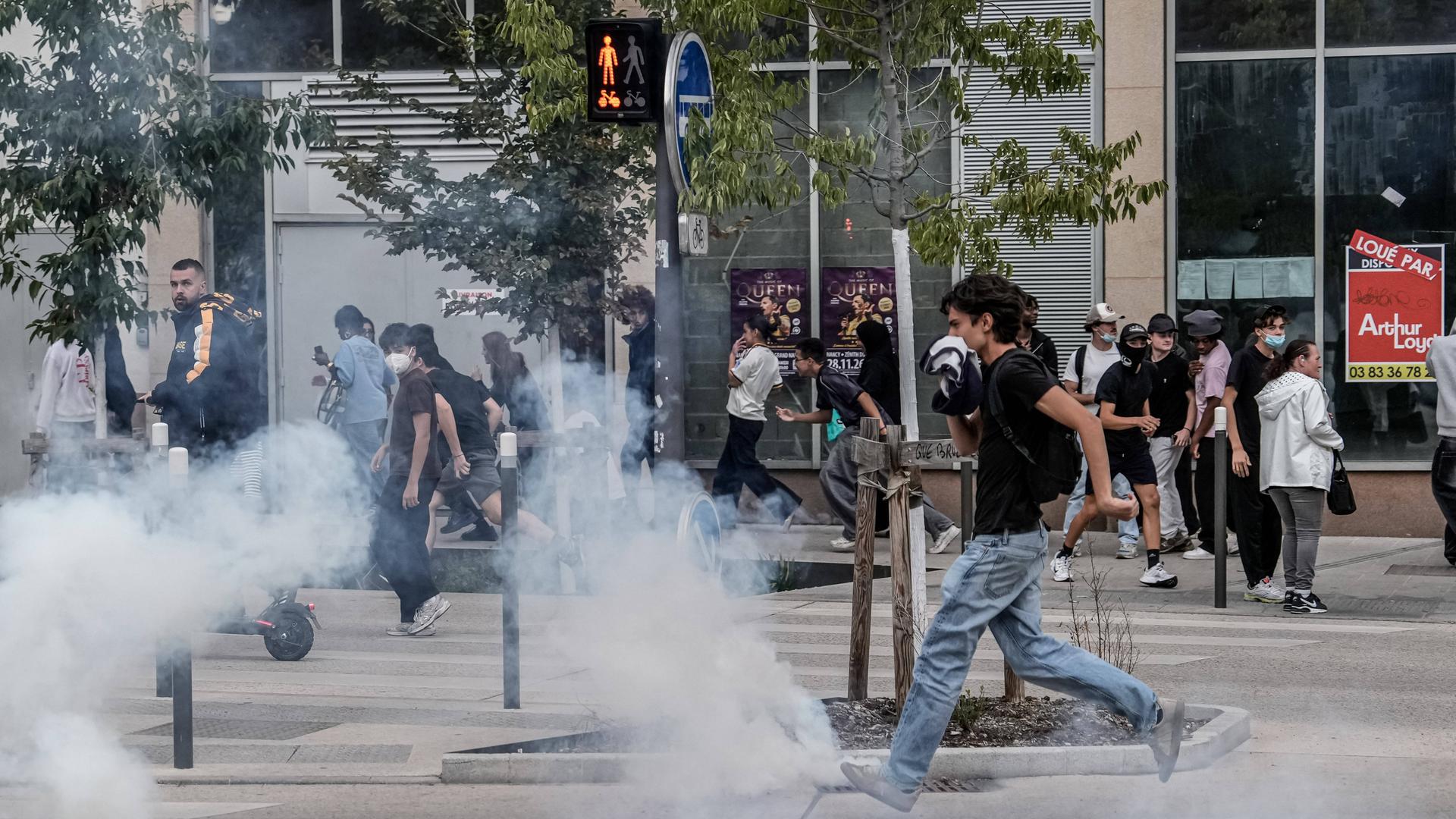 Die Polizei greift im französischen Nancy unter Einsatz von Tränengas ein, als Studenten auf die Straße gehen, um gegen die Bedingungen im Bildungswesen zu protestieren.