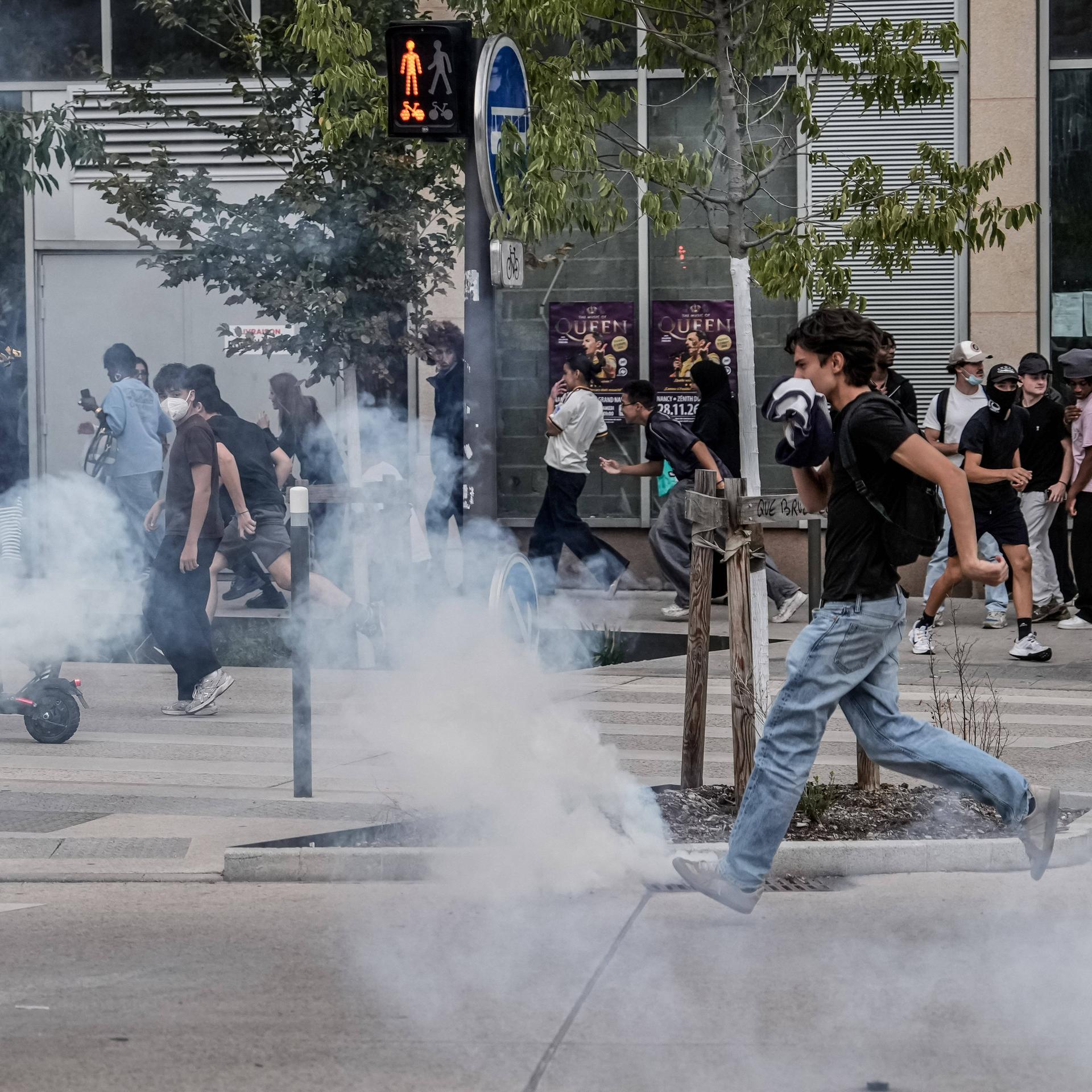 Die Polizei greift im französischen Nancy unter Einsatz von Tränengas ein, als Studenten auf die Straße gehen, um gegen die Bedingungen im Bildungswesen zu protestieren.