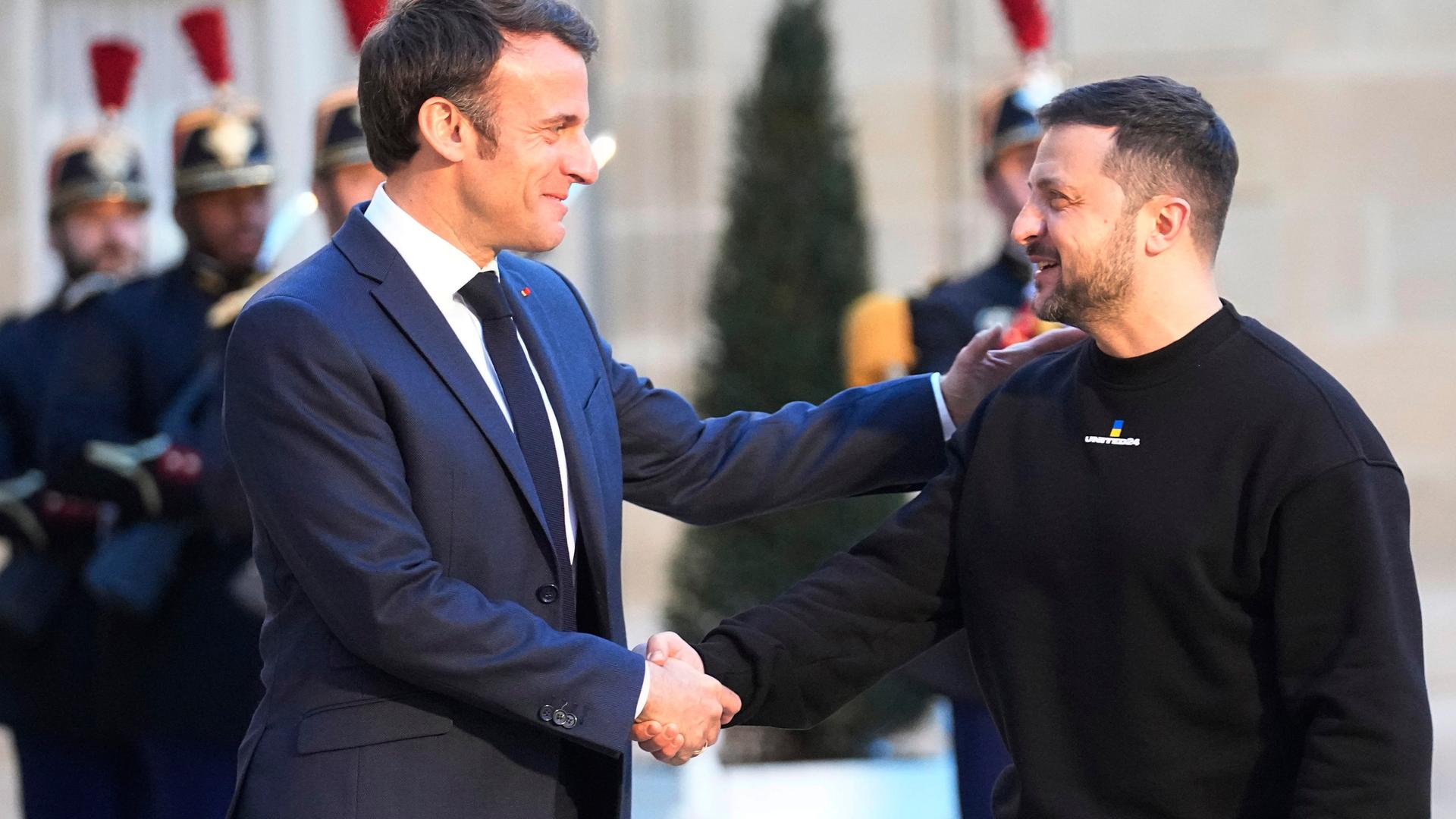 Der französische Präsident Emmanuel Macron begrüßt den ukrainischen Präsidenten Wolodymyr Selenskyj im Elysee-Palast.