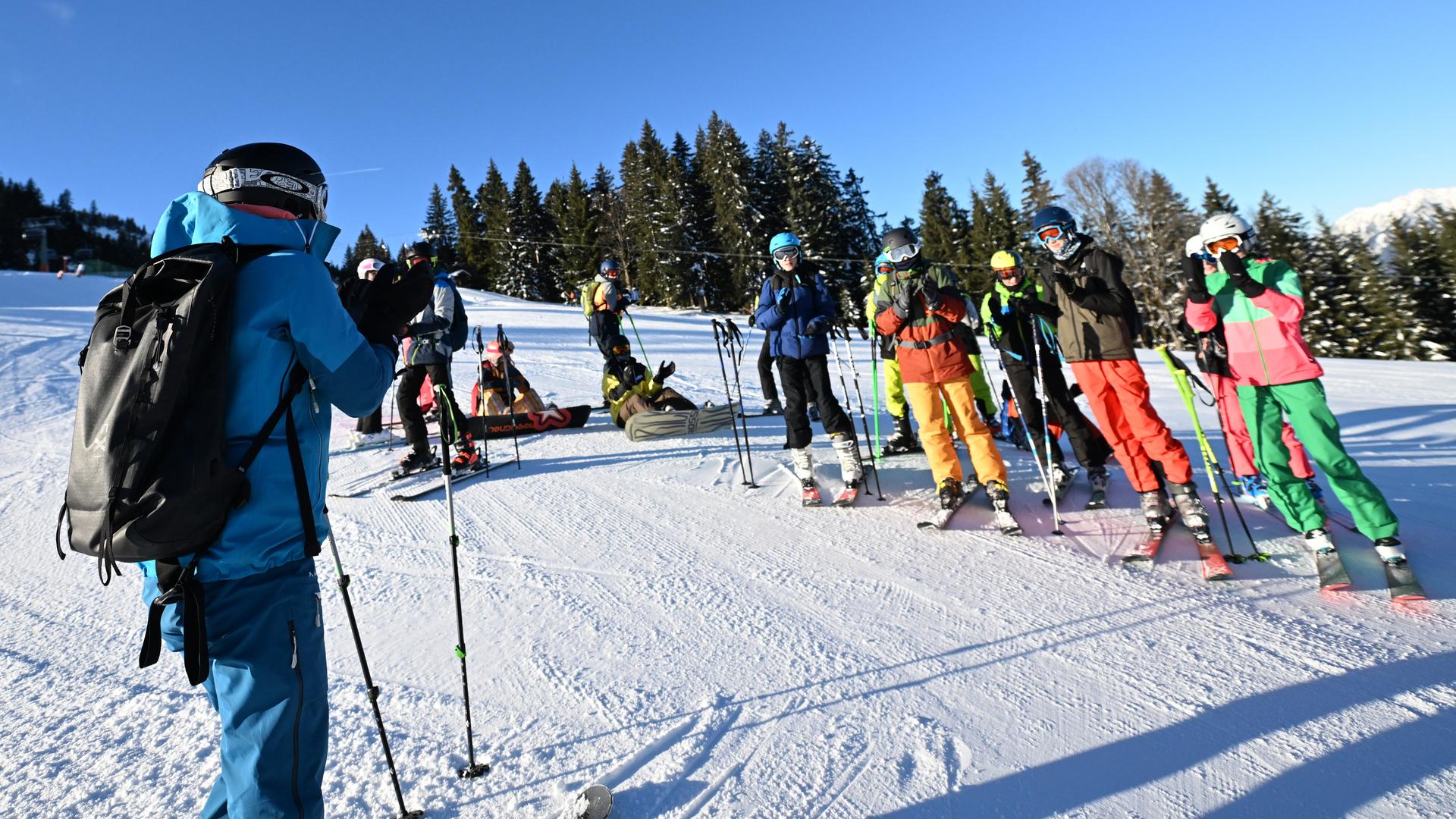 Schulklasse während eines Skilagers auf der Piste