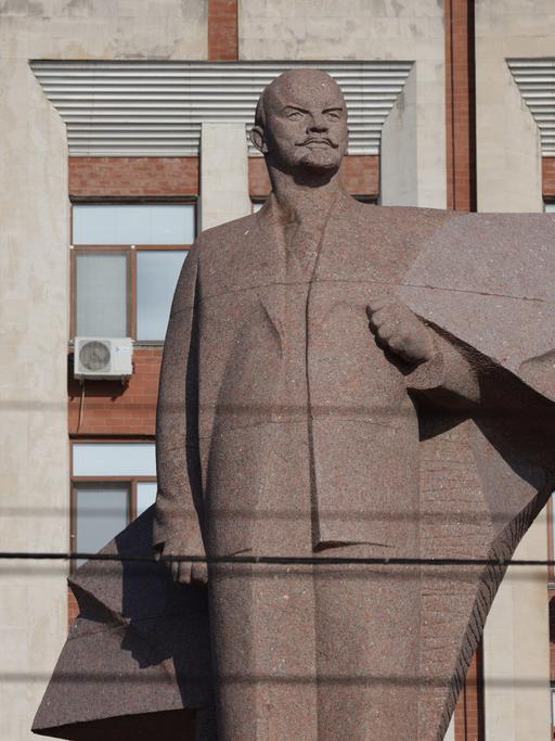 Eine Lenin-Statue steht vor dem Parlamentsgebäude in Tiraspol im Separatistengebiet Transnistrien