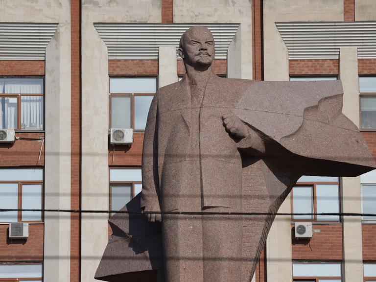 Eine Lenin-Statue steht vor dem Parlamentsgebäude in Tiraspol im Separatistengebiet Transnistrien