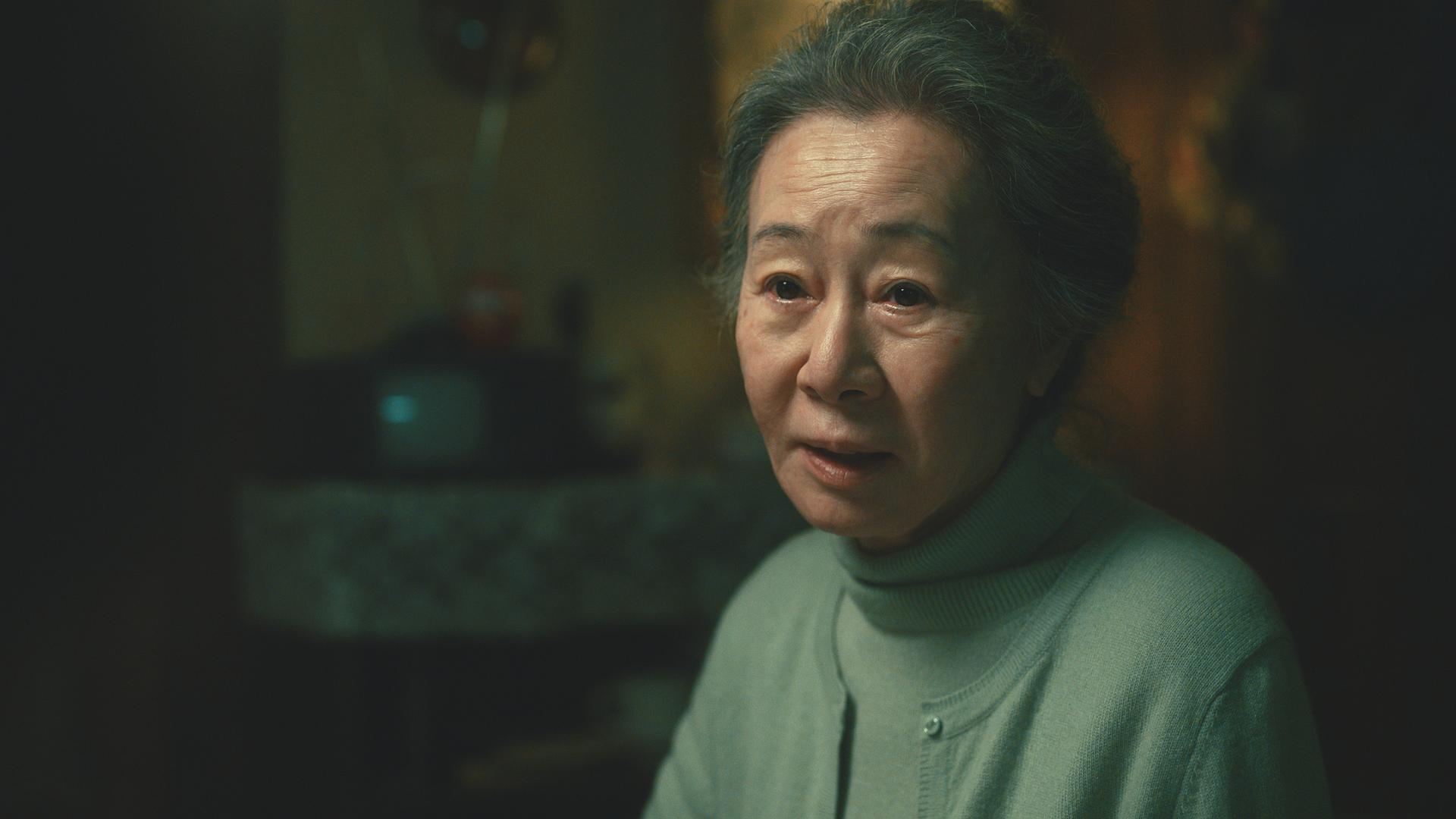 Szene aus der Serie "Pachinko". Zu sehen ist eine ältere asiatische Frau.