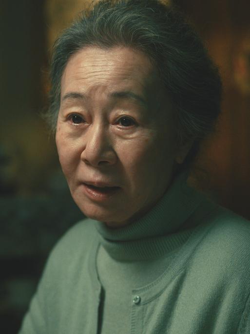 Szene aus der Serie "Pachinko". Zu sehen ist eine ältere asiatische Frau.