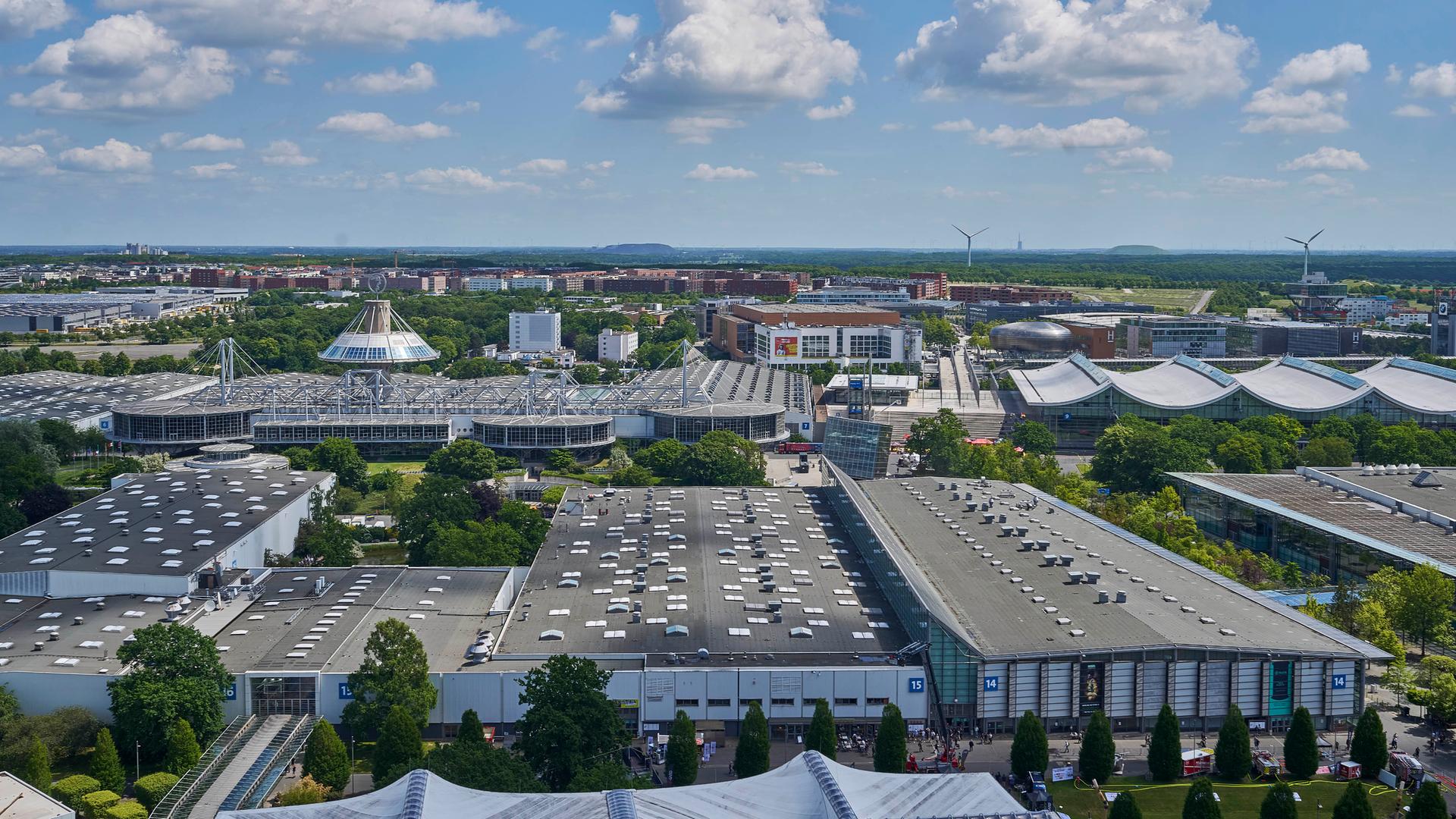 Blick aus dem 104 m hohen Bronto-Skylift über das Gelände der "Interschutz 2026", der Weltleitmesse für Feuerwehr, Rettungswesen und Bevölkerungsschutz, auf dem Messegelände in Hannover