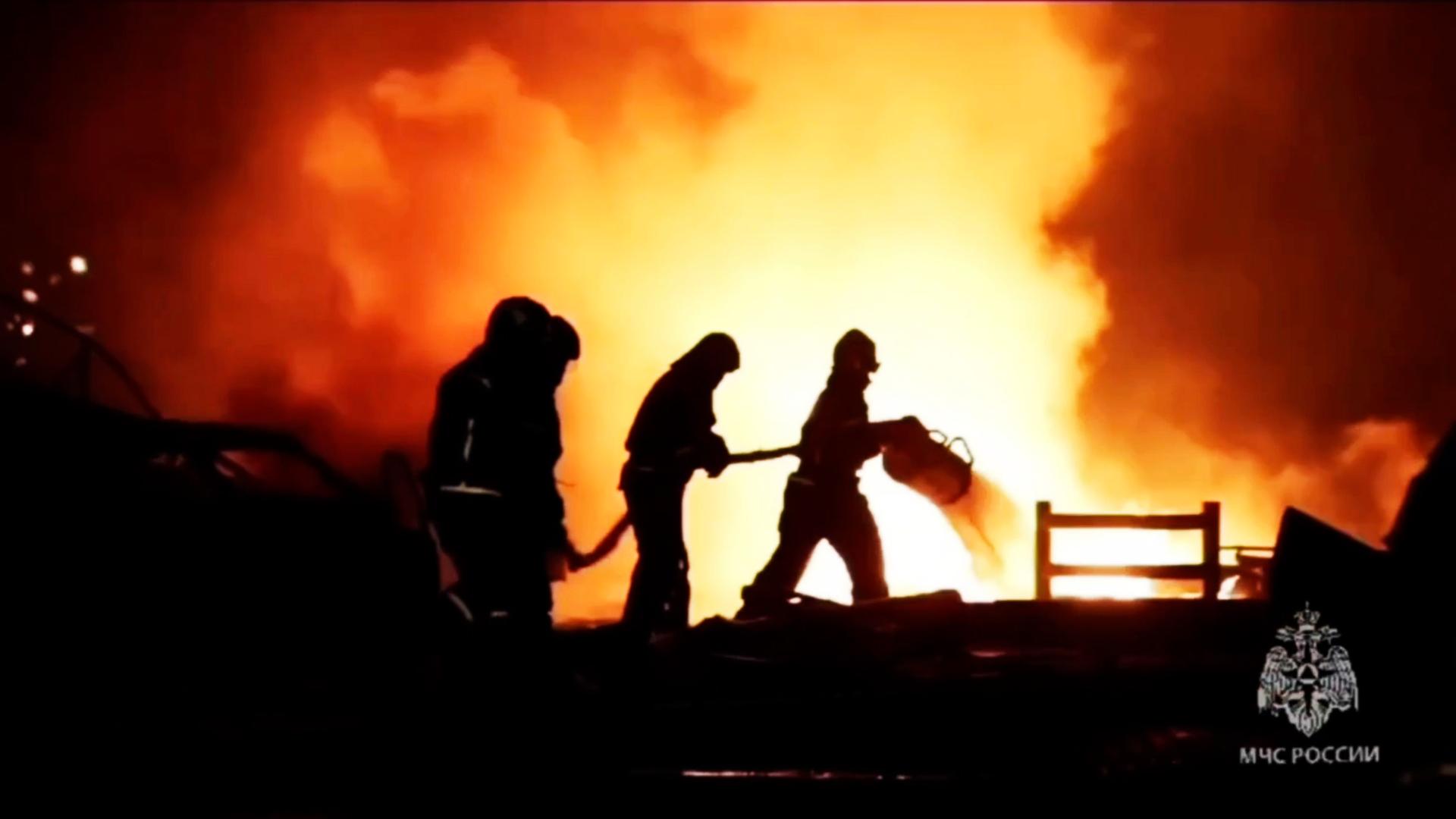 Russland, Machatschkala: Feuerwehrleute löschen einen Brand an einer Tankstelle in der Nähe der Hauptstadt. Russland, Machatschkala: Feuerwehrleute löschen einen Brand an einer Tankstelle in der Nähe der Hauptstadt.