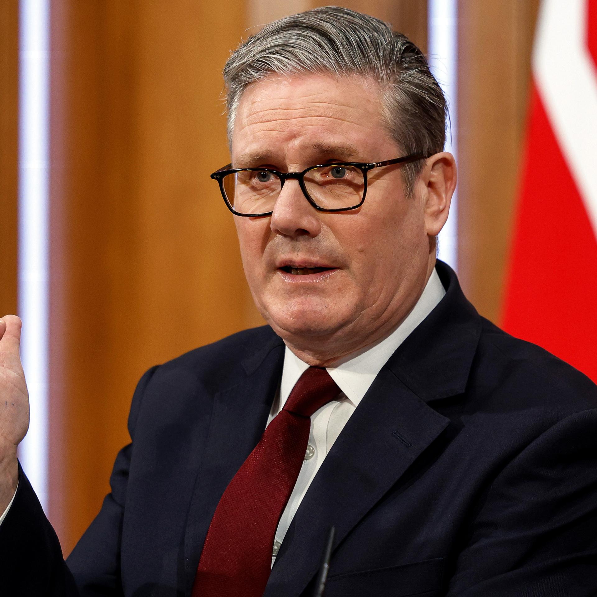 London: Der britische Premierminister Keir Starmer informiert während einer Pressekonferenz über die Lage im Nahen Osten im Besprechungsraum in der Downing Street. 