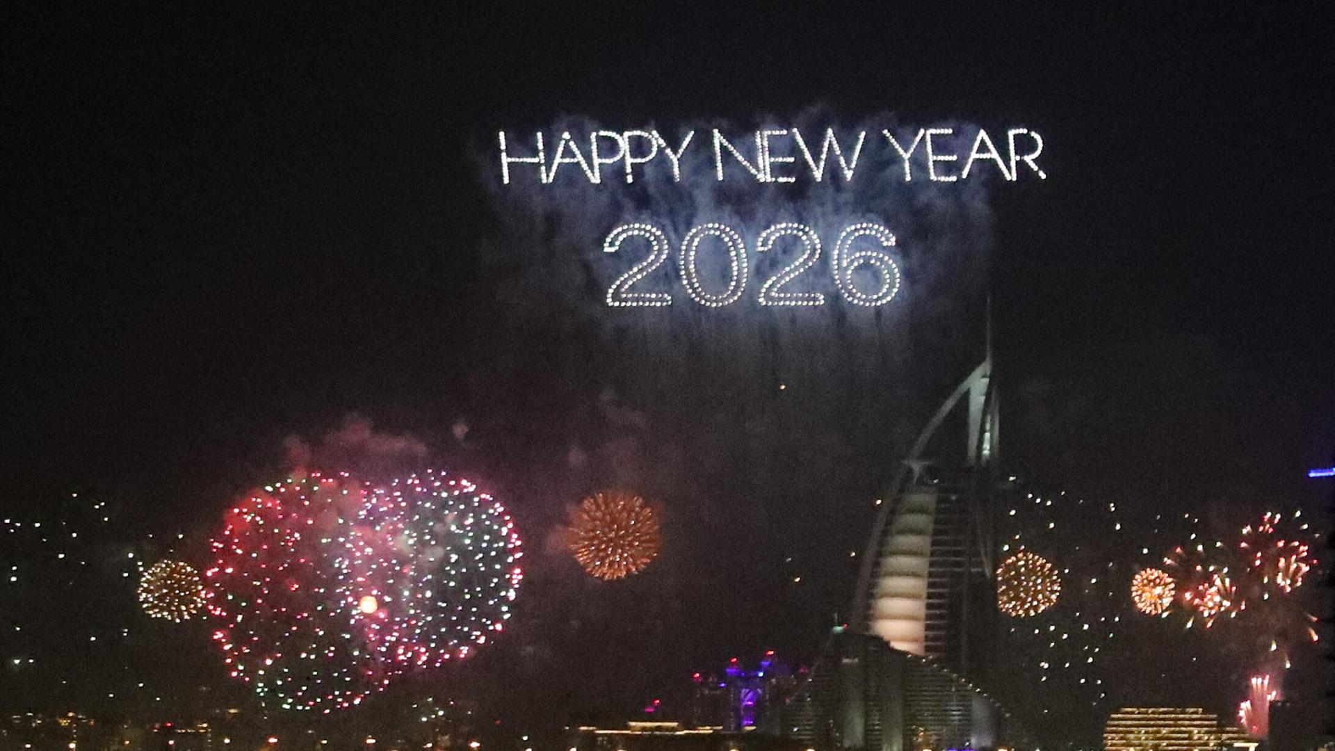 Ein Feuerwerk und eine Lichtshow an Silvester 2025 in Dubai.