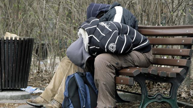 Zwei Jugendliche schlafen auf einer Park-Bank in Berlin.