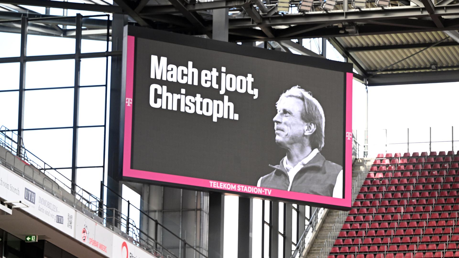 Trauerfeier für den früheren Bundesliga-Trainer Christoph Daum: Auf dem Bildschirm im RheinEnergieStadion steht "Mach et joot, Christoph" (Mach es gut, Christoph). 