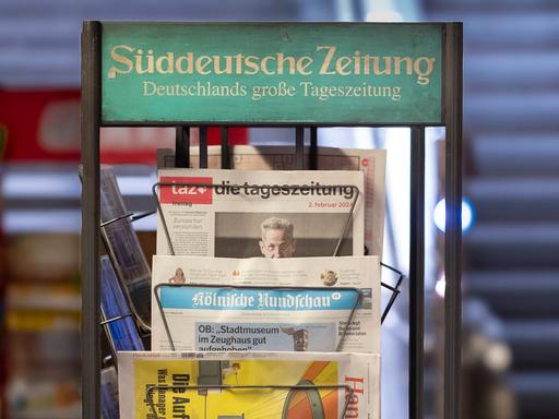 Ständer mit Tageszeitungen in einer Strasse *** Stand with daily newspapers in a street Nordrhein-Westfalen Deutschland, Germany GMS10053