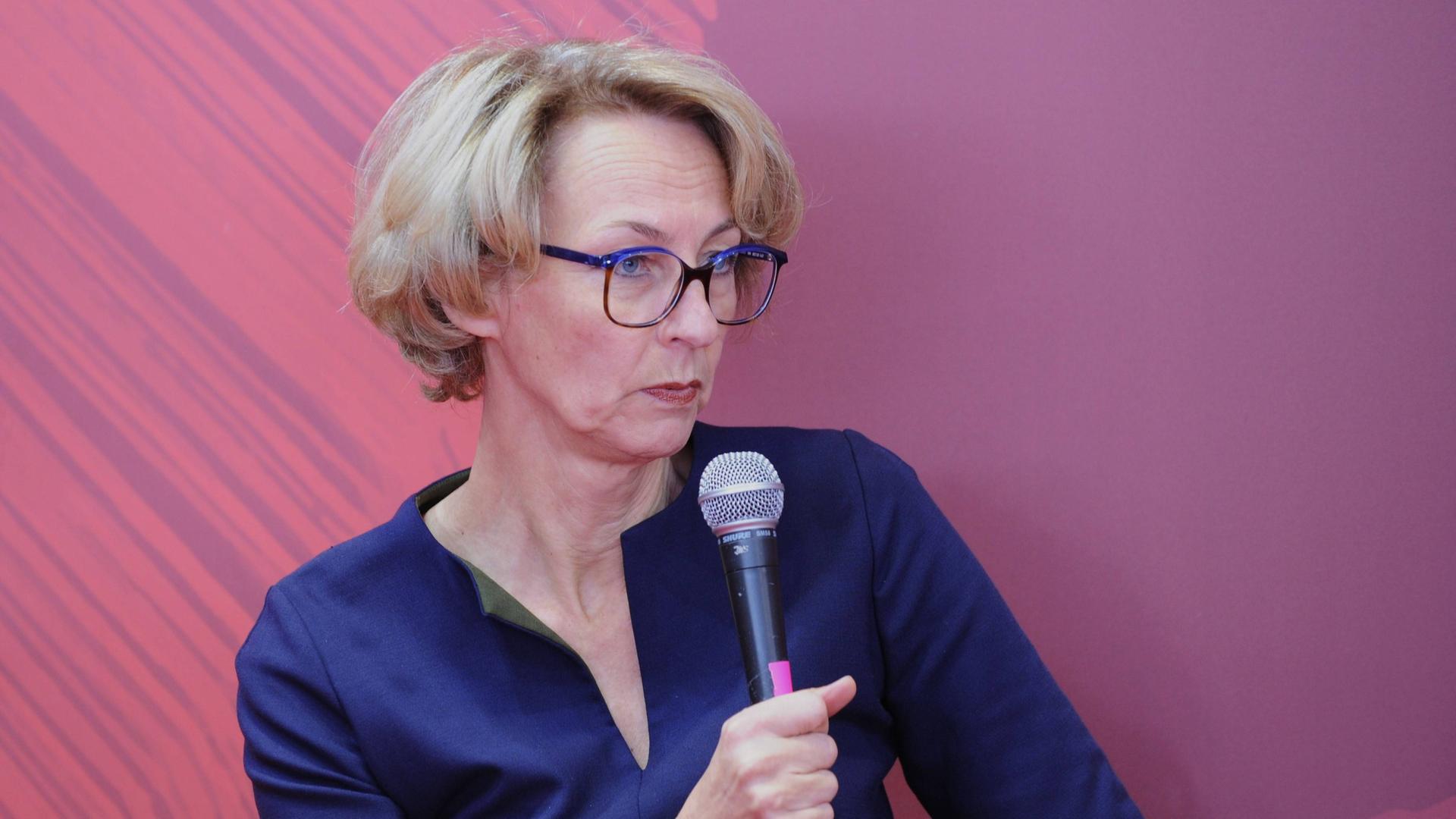 Verlegerin Susanne Schüssler mit Mikrofon auf der Frankfurter Buchmesse, 2023.