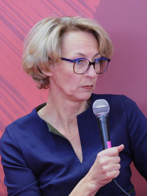 Verlegerin Susanne Schüssler mit Mikrofon auf der Frankfurter Buchmesse, 2023.