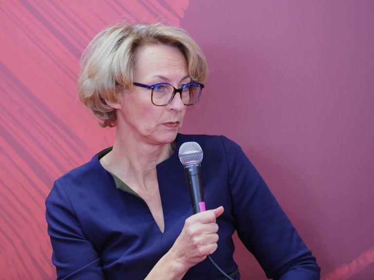 Verlegerin Susanne Schüssler mit Mikrofon auf der Frankfurter Buchmesse, 2023.