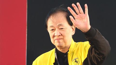 Das Bild zeigt den chinesischen Schauspieler und Regisseur Jimmy Wang Yu im Jahr 2013. Er winkt auf dem Foto jemandem zu.