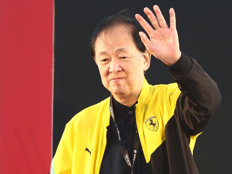 Das Bild zeigt den chinesischen Schauspieler und Regisseur Jimmy Wang Yu im Jahr 2013. Er winkt auf dem Foto jemandem zu.