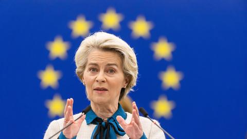Ursula von der Leyen (CDU), Präsidentin der Europäischen Kommission, steht im Gebäude des Europäischen Parlaments und spricht