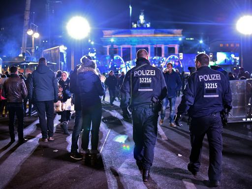 Polizisten sichern am 31.12.2016 in Berlin die Festmeile vor dem Brandenburger Tor.