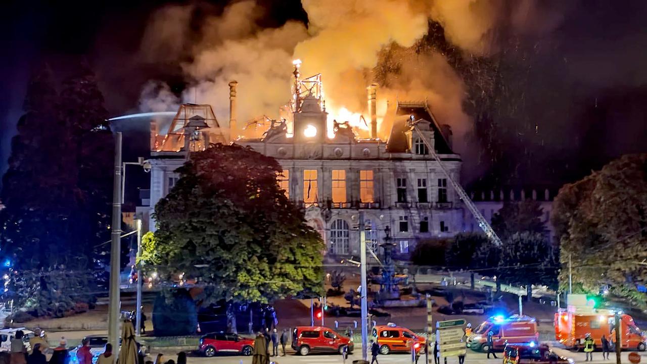 Das historische Rathaus der französischen Stadt Limoges brennt.