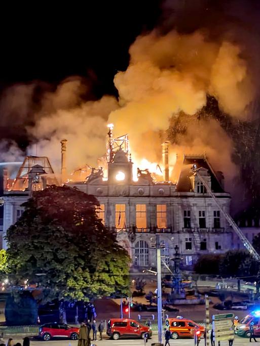 Das historische Rathaus der französischen Stadt Limoges brennt.