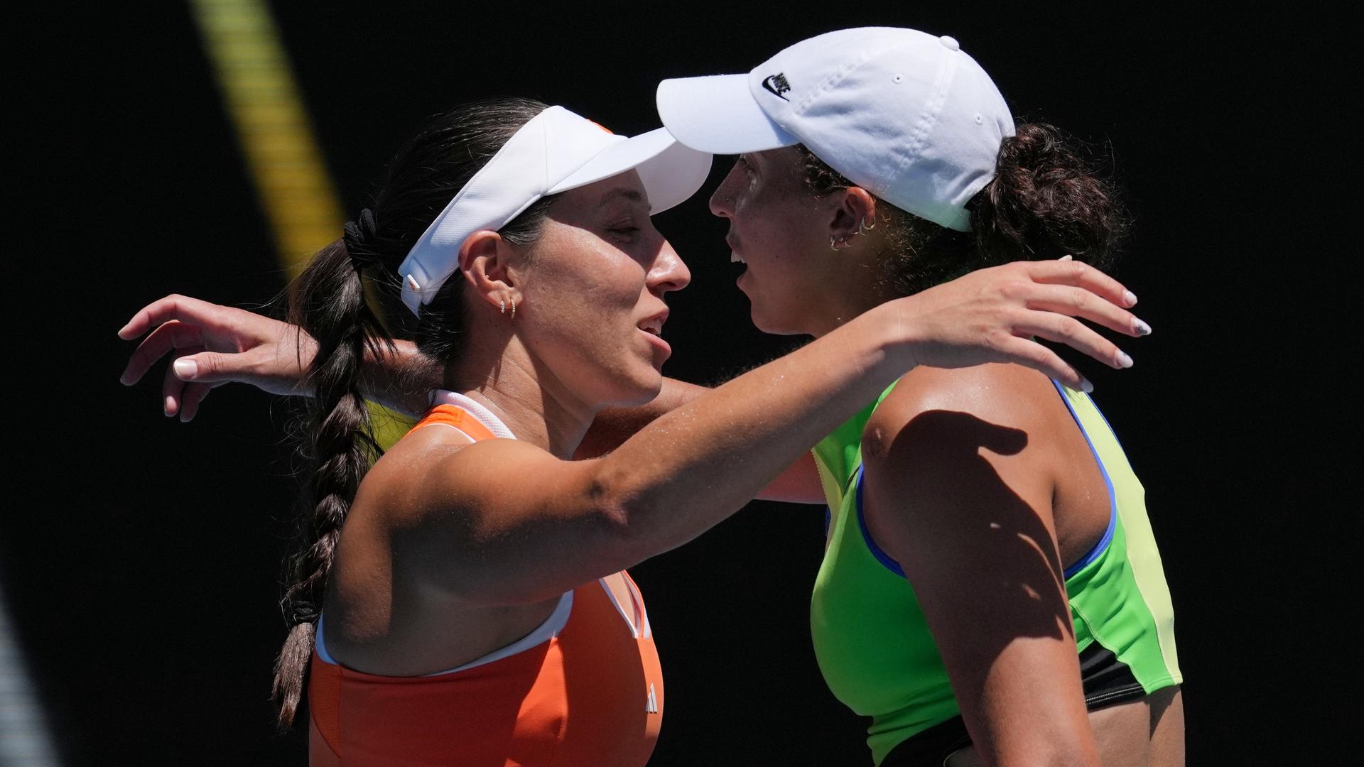 Die Tennisspielerinnen Madison Keys und Jessica Pegula umarmen einander nach einem Spiel.
