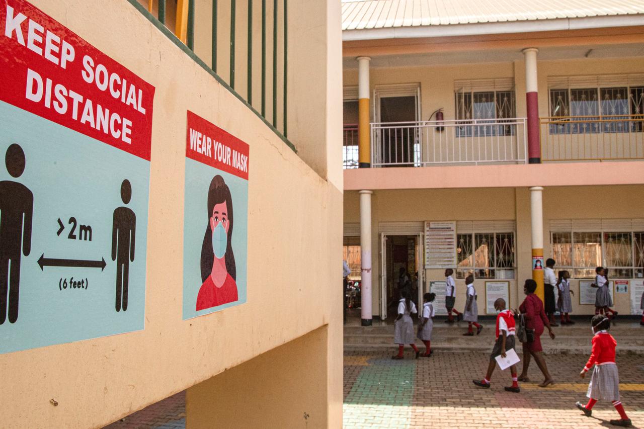 Kinder gehen in Uganda nach 18 Monaten wieder in die Schule