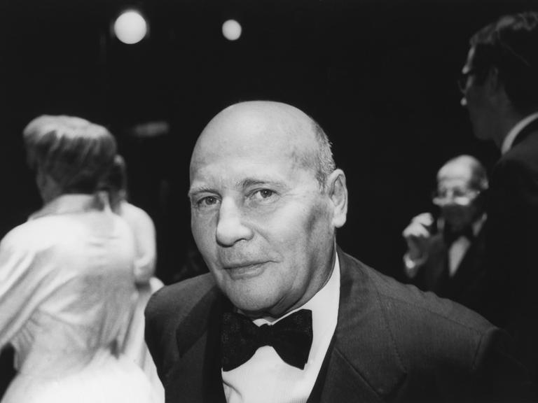 Schwarz-Weiß-Foto-Porträt des Komponisten Hans Werner Henze aus dem Jahr 1993