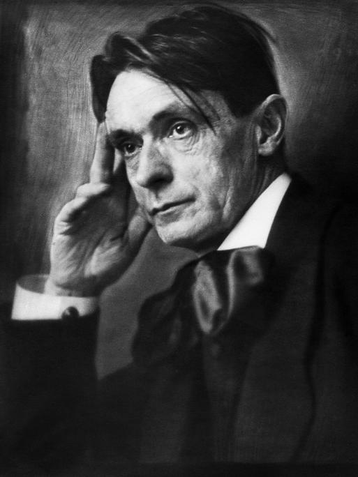 Auf dem schwarz-weiß-Foto sieht man das Gesicht von Rudolf Steiner.