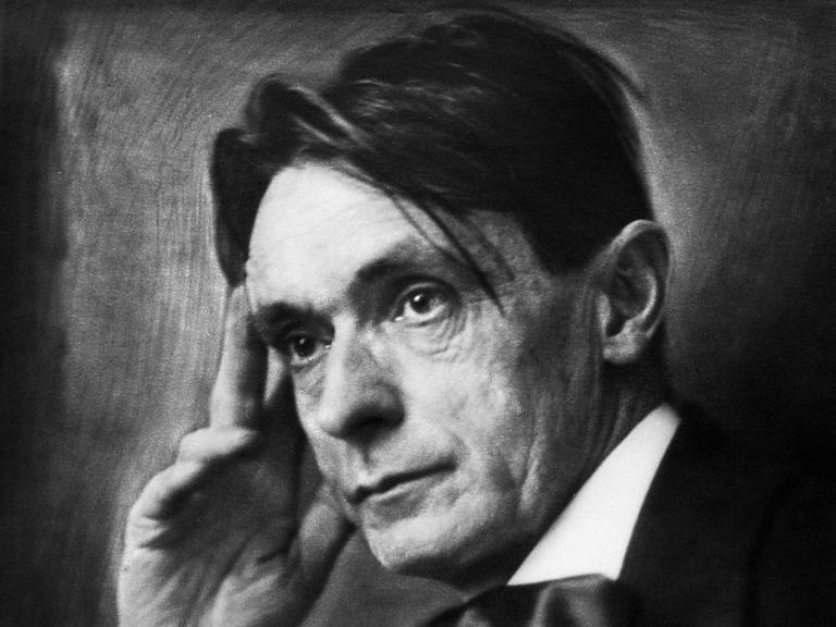 Auf dem schwarz-weiß-Foto sieht man das Gesicht von Rudolf Steiner.