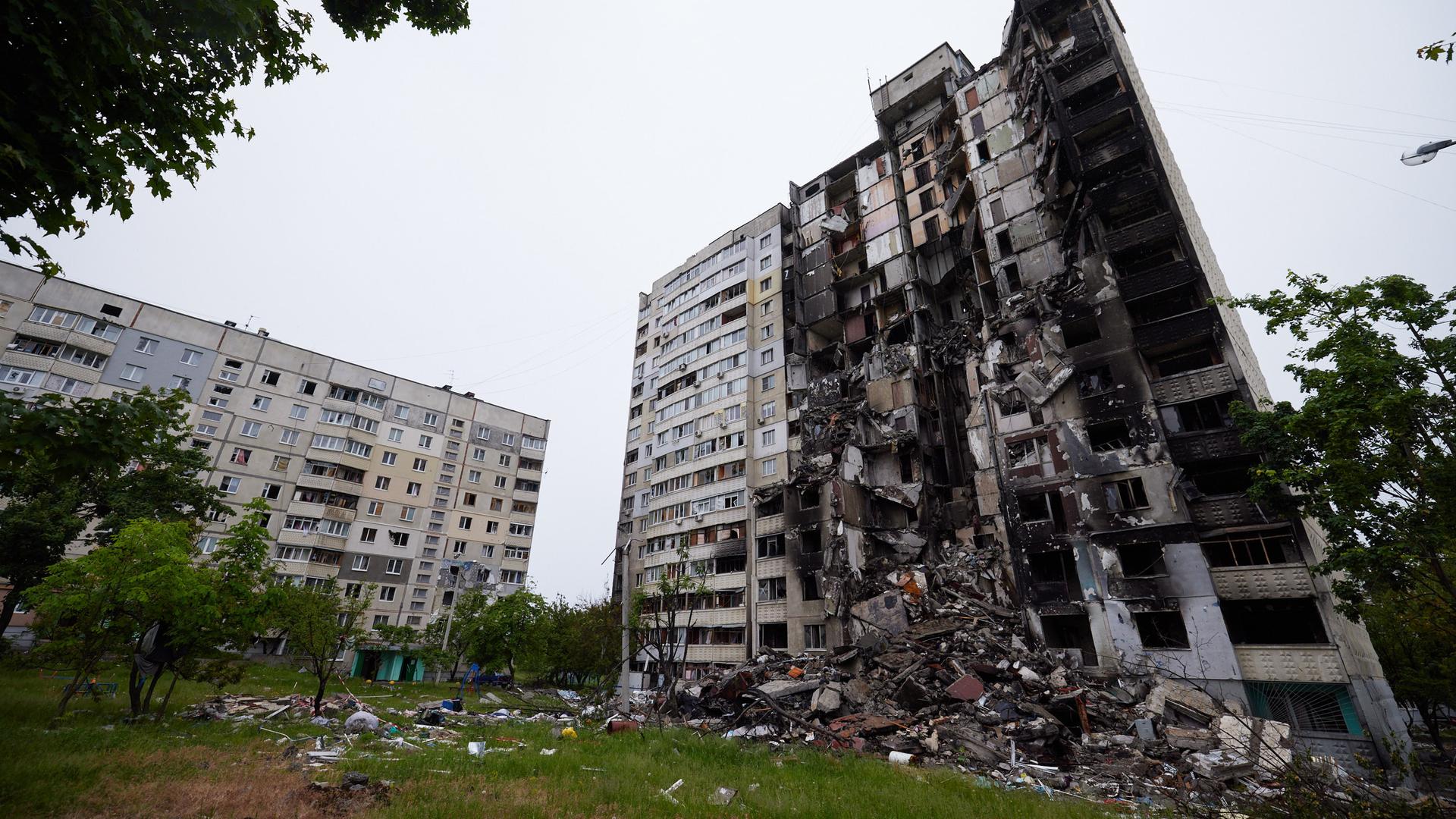Zerstörungen an Wohnblock im ukrainischen Charkiw. Ziel der ukrainischen Armee ist die Rückeroberung der Stadt. Zerstörungen an Wohnblock im ukrainischen Charkiw. Ziel der ukrainischen Armee ist die Rückeroberung der Stadt.