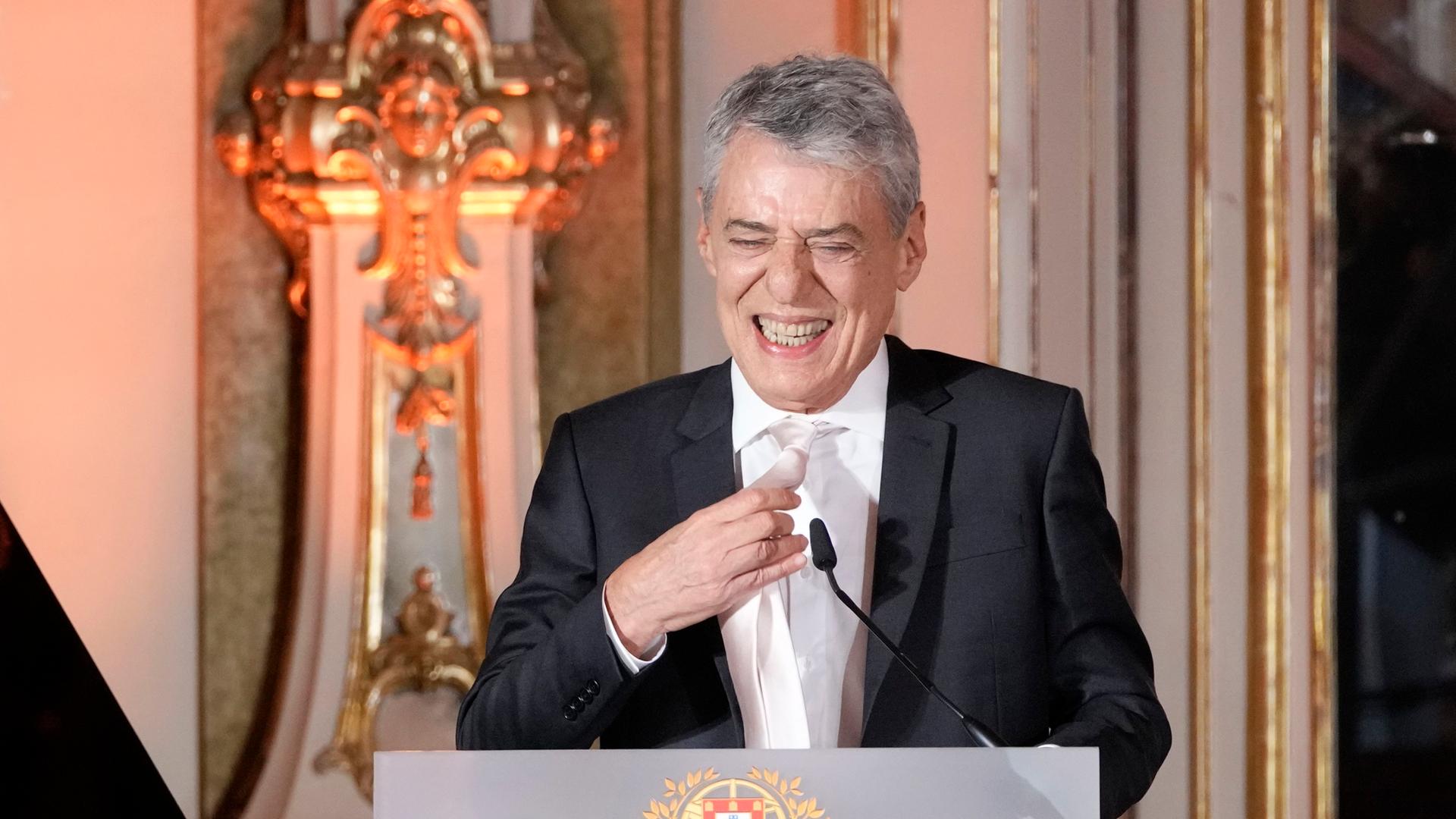 Portugal, Lissabon: Der brasilianische Musiker, Schriftsteller und Dramaturg Chico Buarque spricht während der Zeremonie, auf der ihm der Camoes-Preis, die höchste literarische Auszeichnung der portugiesischsprachigen Welt, verliehen wurde.