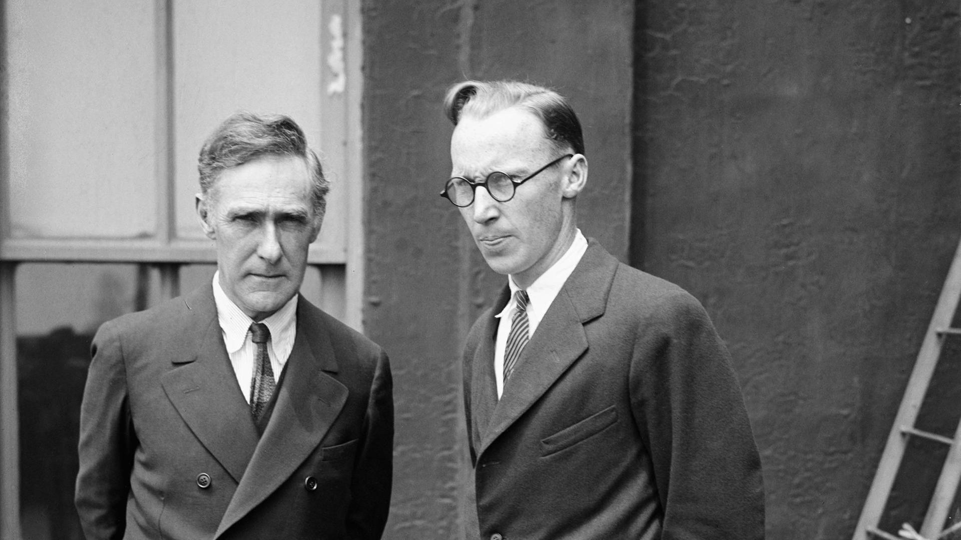 Der Lehrer John T. Scopes (rechts) mit seinem Anwalt, beide im Anzug. 