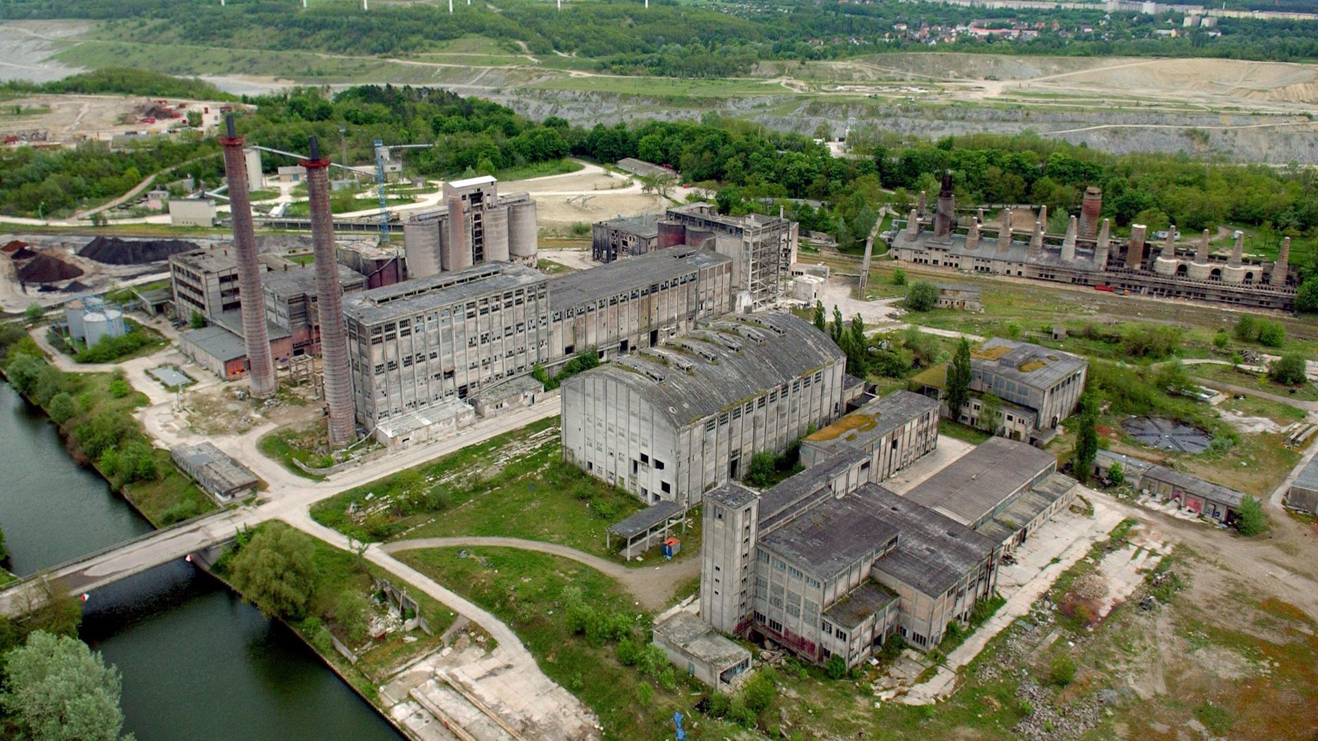 Blick auf das ehemalige Futterphosphatwerk in Rüdersdorf östlich von Berlin in Brandenburg, aufgenommen am 26.06.2004. In diesem Werk waren zu DDR-Zeiten rund 500 Menschen beschäftigt. Die Fabrik wurde inzwischen stillgelegt.