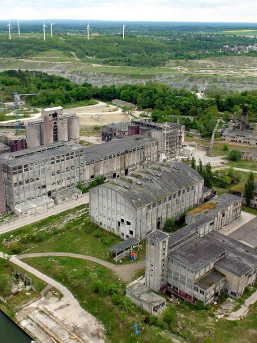 Blick auf das ehemalige Futterphosphatwerk in Rüdersdorf östlich von Berlin in Brandenburg, aufgenommen am 26.06.2004. In diesem Werk waren zu DDR-Zeiten rund 500 Menschen beschäftigt. Die Fabrik wurde inzwischen stillgelegt.